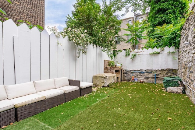 view of yard featuring outdoor lounge area