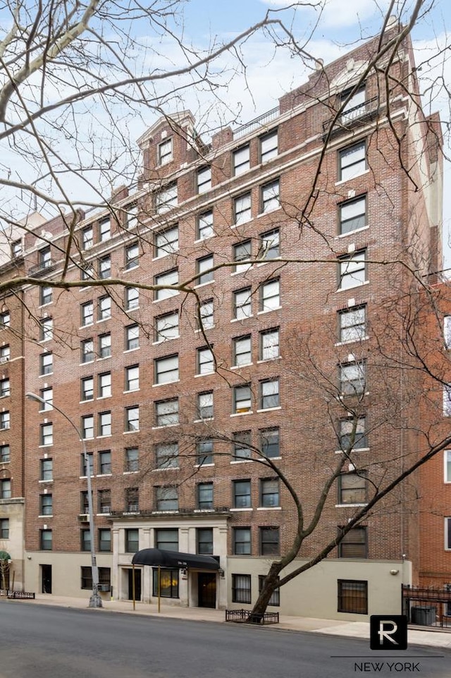 view of apartment building / complex