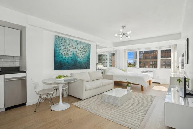 Listing photo 2 for 320 E 54th St Unit 10A, New York City NY 10022