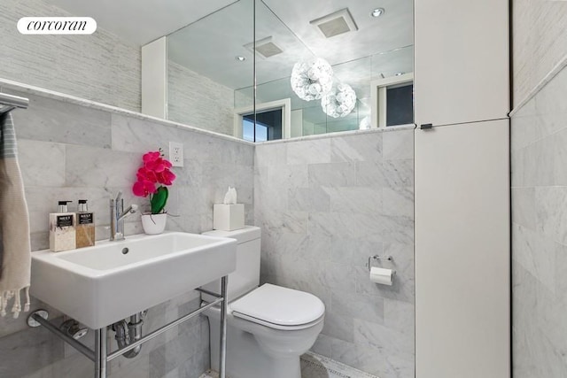 103 E 75th St Unit 7Fw, New York City, NY 10021 - bathroom with tile walls