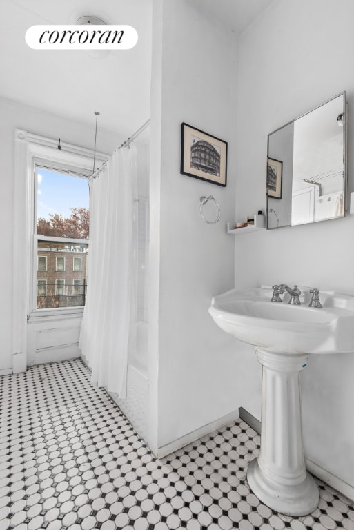 bathroom with shower / tub combo with curtain