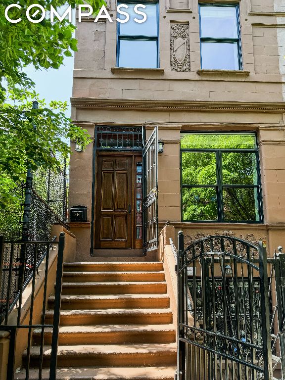 Listing photo 2 for 240 W 121st St, New York City NY 10027