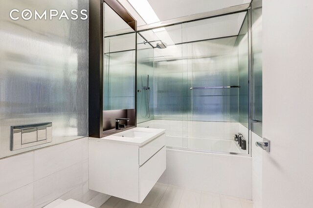 bathroom with a tile shower