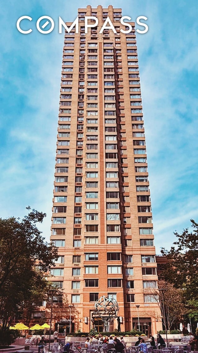 view of apartment building / complex