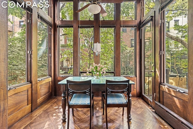 sunroom with ceiling fan