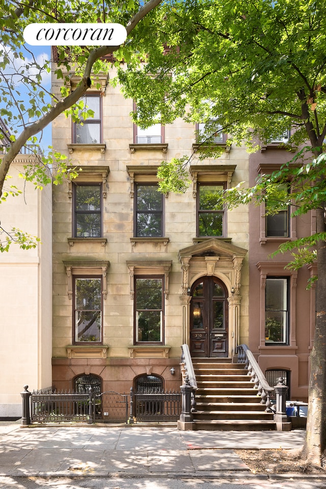 view of front of property featuring a fenced front yard