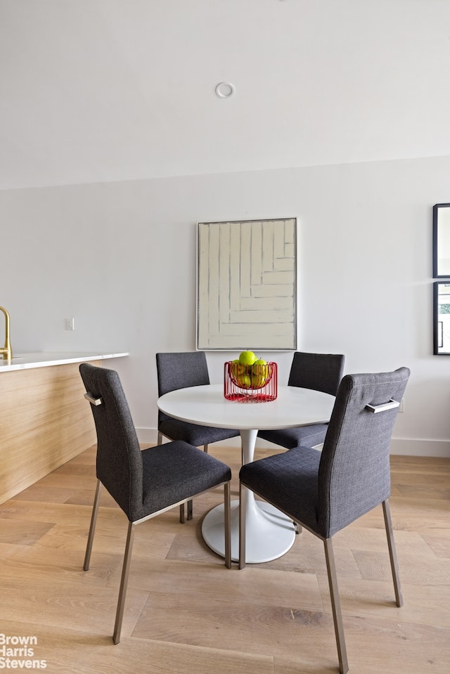 dining area featuring recessed lighting, light wood-style floors, and baseboards