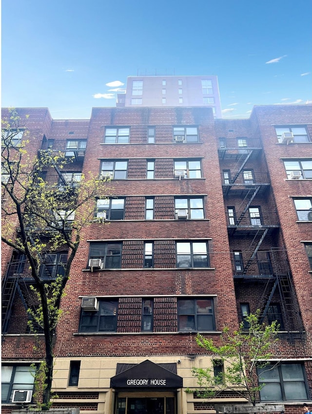 view of apartment building / complex