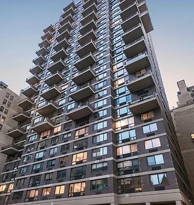 Listing photo 2 for 50 E 89th St Unit 29C, New York City NY 10128