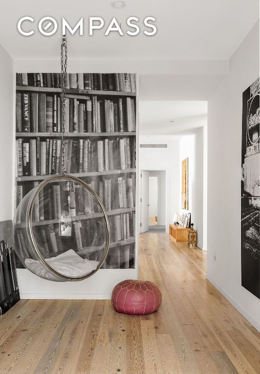 room details featuring hardwood / wood-style floors