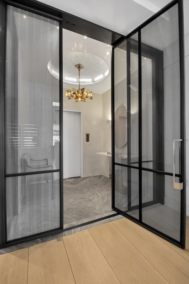 bathroom featuring a notable chandelier and visible vents