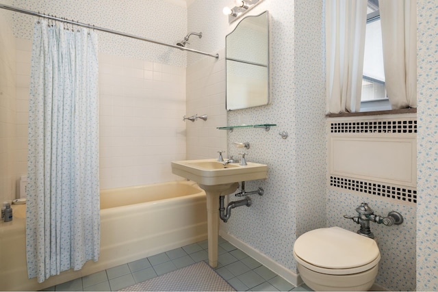 bathroom featuring shower / tub combo with curtain, tile patterned floors, baseboards, and toilet