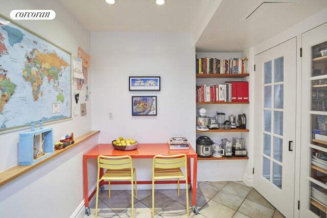 tiled dining room with recessed lighting, visible vents, and baseboards