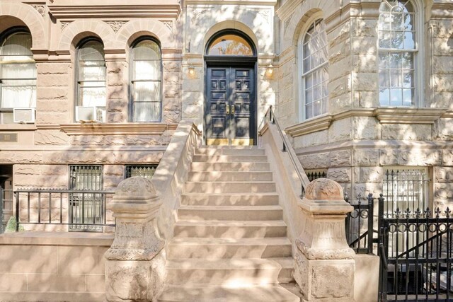 Listing photo 2 for 109 W 77th St, New York City NY 10024