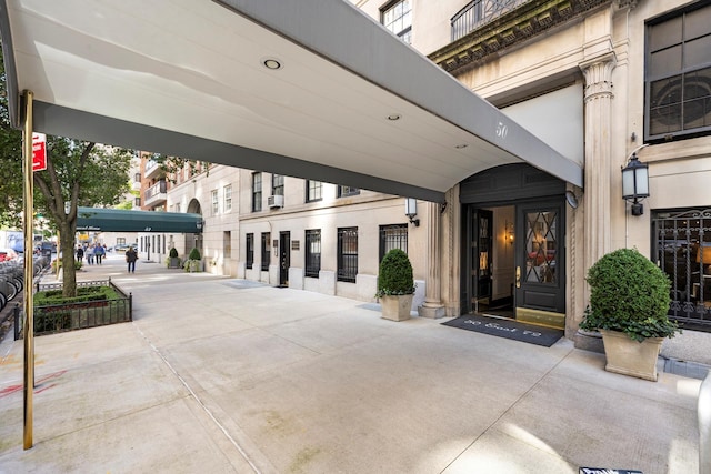 lobby featuring vaulted ceiling, light tile patterned floors, and a notable chandelier