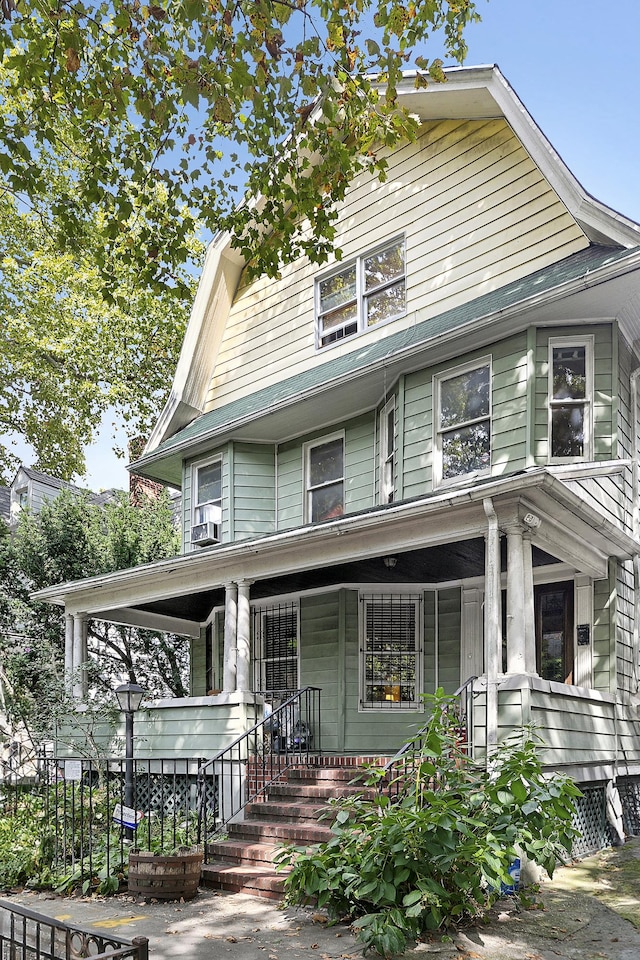 view of front of property featuring covered porch