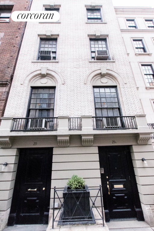 property entrance featuring a balcony