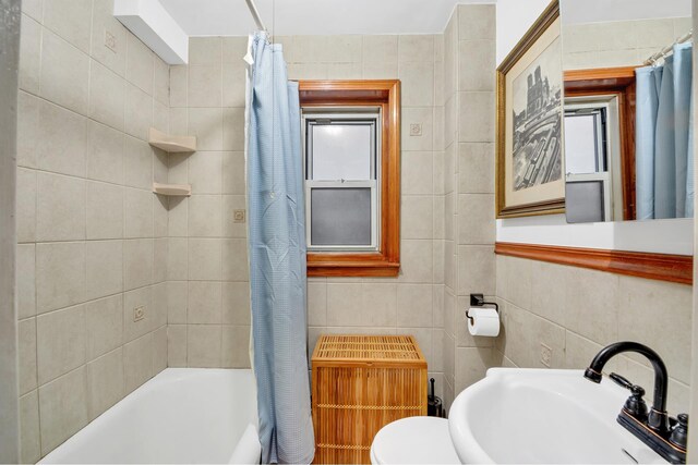 155 E 49th St Unit 9F, New York City, NY 10017 - bathroom with toilet, a sink, shower / bath combo, and tile walls