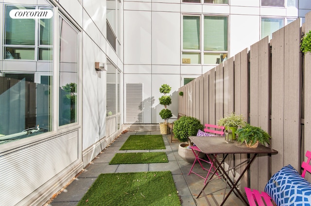 view of yard featuring a patio