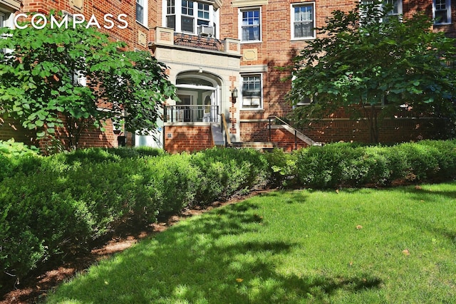 view of yard featuring a balcony