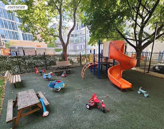 175 Willoughby St Unit 7N, New York City, NY 11201 - view of community play area