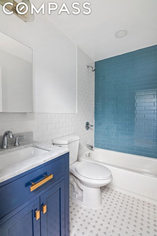 Listing photo 3 for 497 Madison St Unit 2Fam, New York City NY 11221