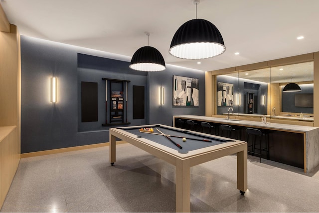 game room with baseboards, indoor wet bar, a sink, and recessed lighting