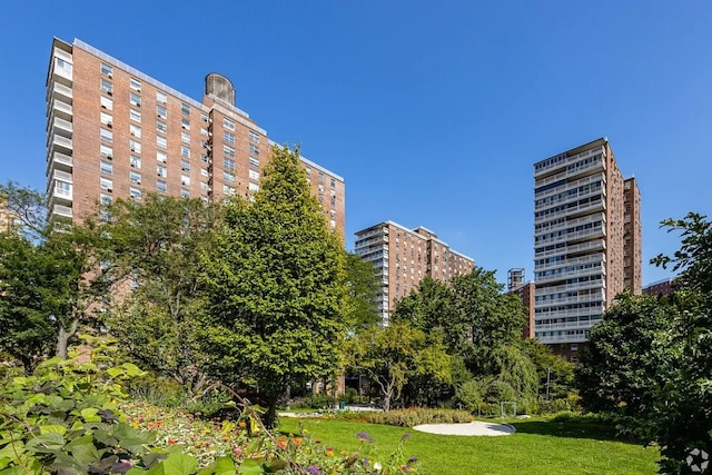 view of home's community featuring a lawn