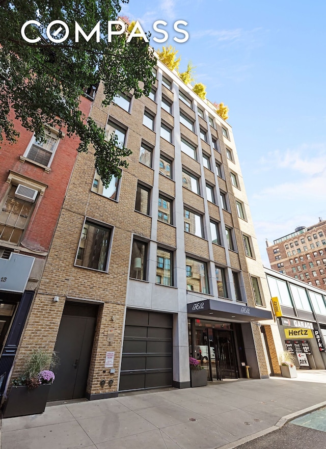 view of apartment building / complex