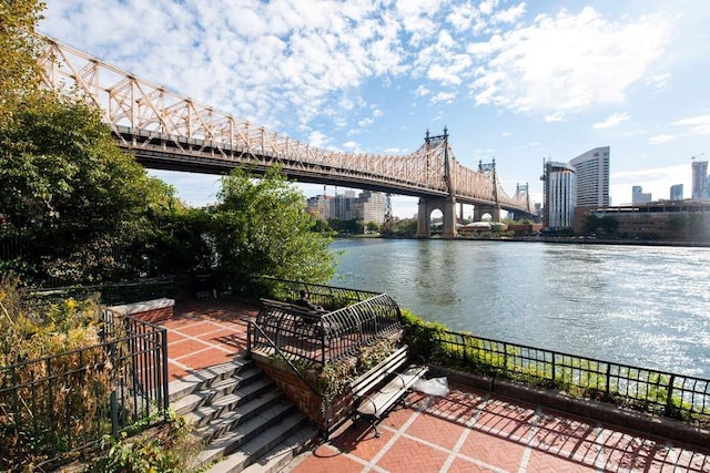 Listing photo 3 for 323 E 53rd St Unit 2B, New York City NY 10022