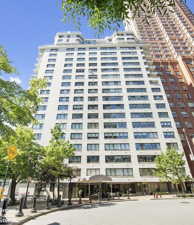 view of apartment building / complex