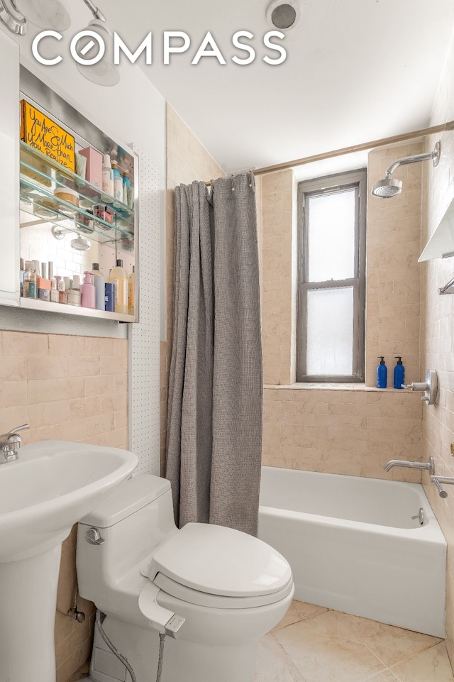 full bathroom featuring shower / bathtub combination with curtain and toilet