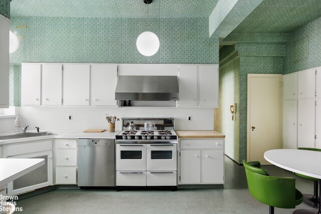 hall featuring ornamental molding and light tile patterned floors