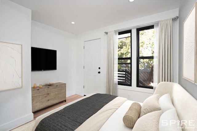 bedroom featuring light wood-style floors, recessed lighting, and baseboards