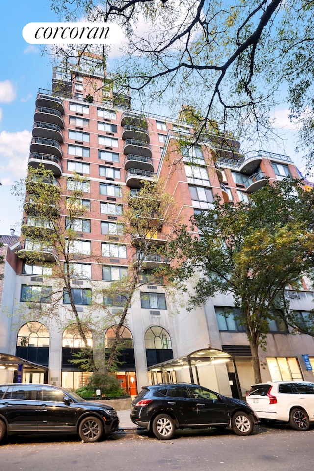 view of apartment building / complex