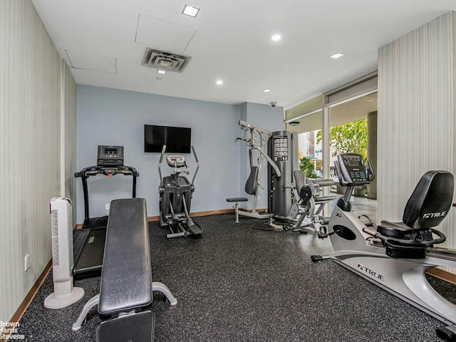 exercise room featuring visible vents, floor to ceiling windows, baseboards, and recessed lighting