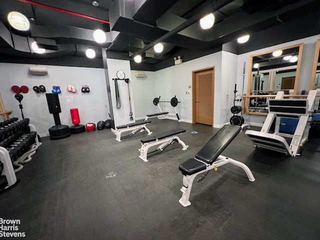 exercise room featuring baseboards