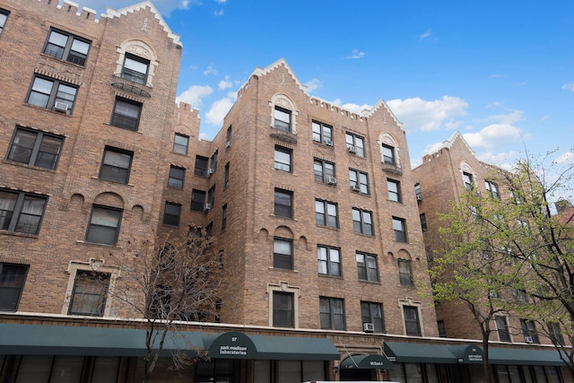 view of apartment building / complex