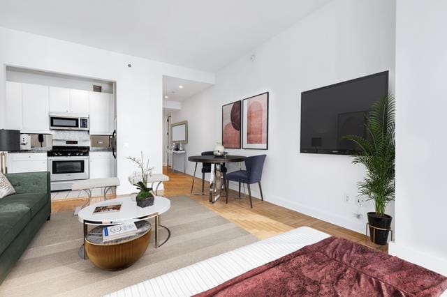 living area featuring recessed lighting and baseboards