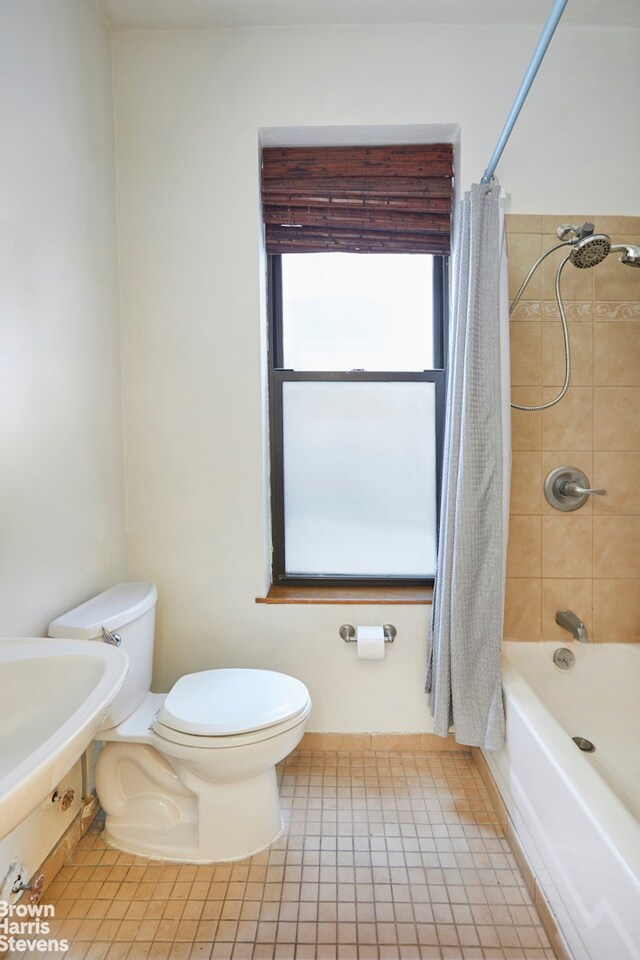 full bath with shower / bathtub combination with curtain, tile patterned floors, and toilet