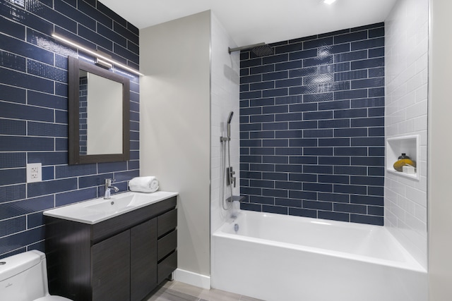 full bathroom with tiled shower / bath combo, vanity, tasteful backsplash, and toilet