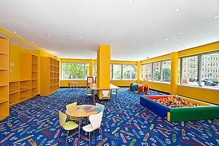 recreation room featuring carpet