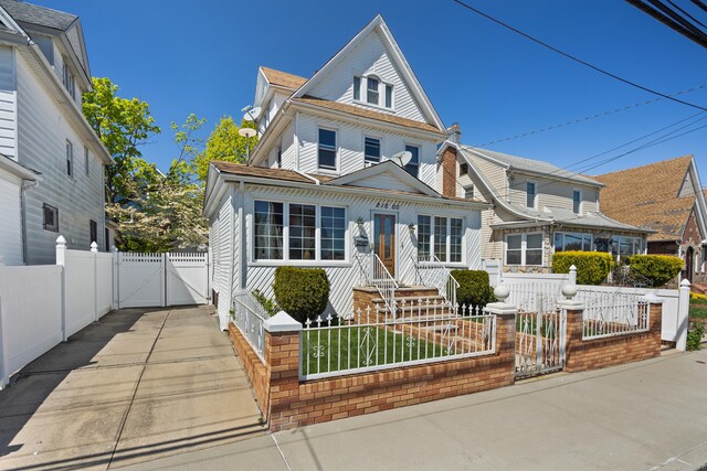 view of front facade featuring a fenced front yard and a gate