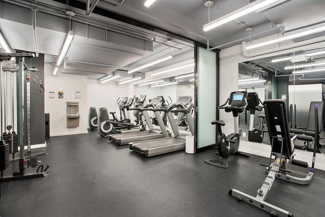 exercise room featuring baseboards