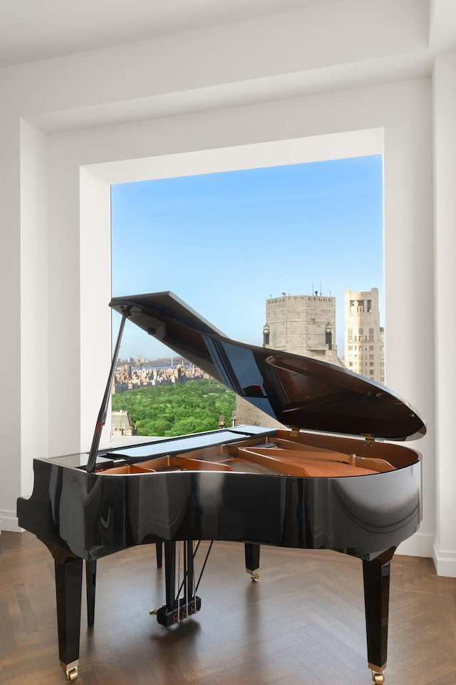sitting room featuring baseboards and a city view