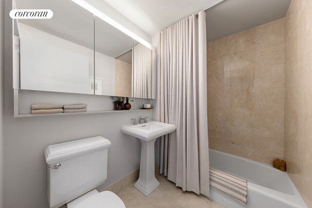 bathroom featuring toilet, visible vents, and shower / tub combo with curtain