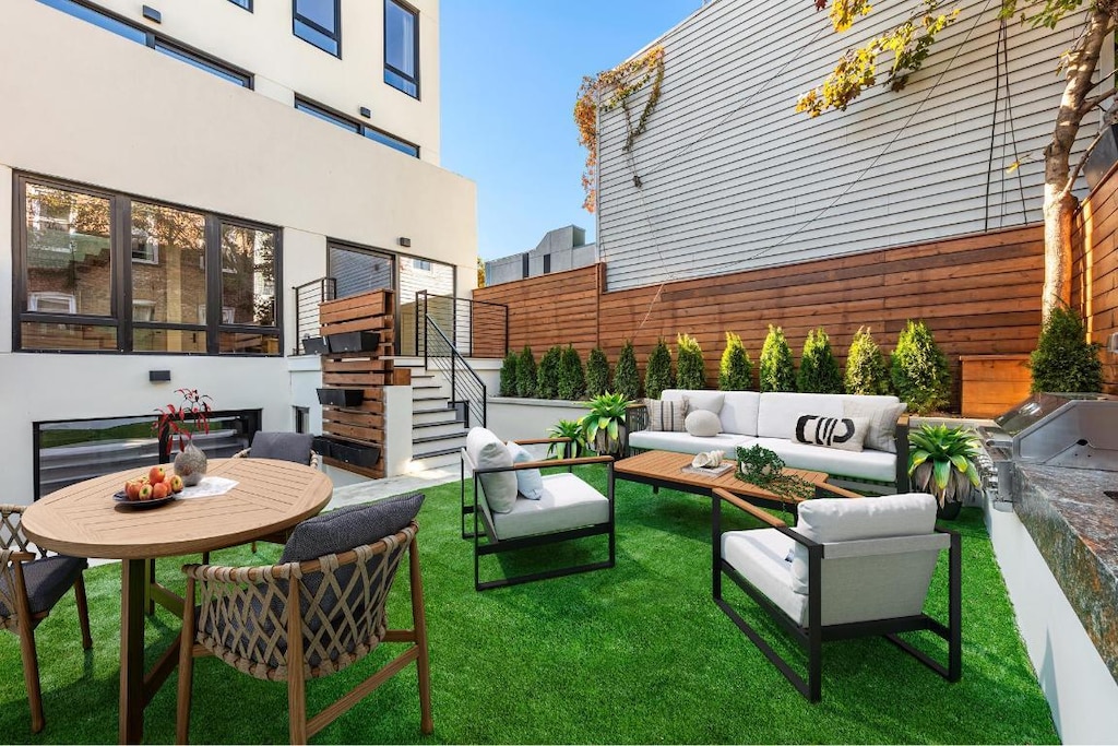 view of yard featuring outdoor lounge area