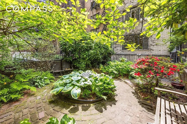 135 E 39th St Unit 5E, New York City, NY 10016 - view of yard