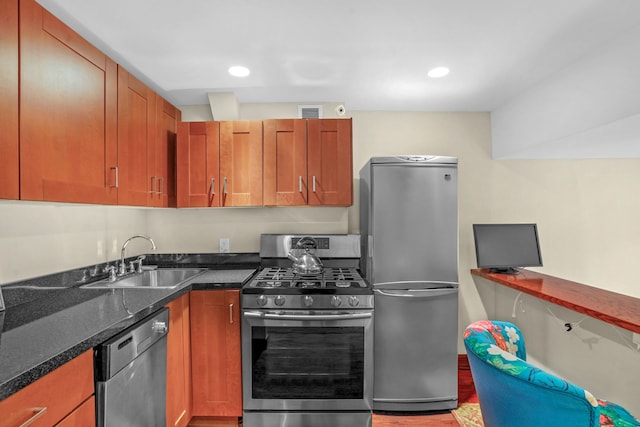 kitchen featuring visible vents, a sink, recessed lighting, stainless steel appliances, and light wood-style flooring