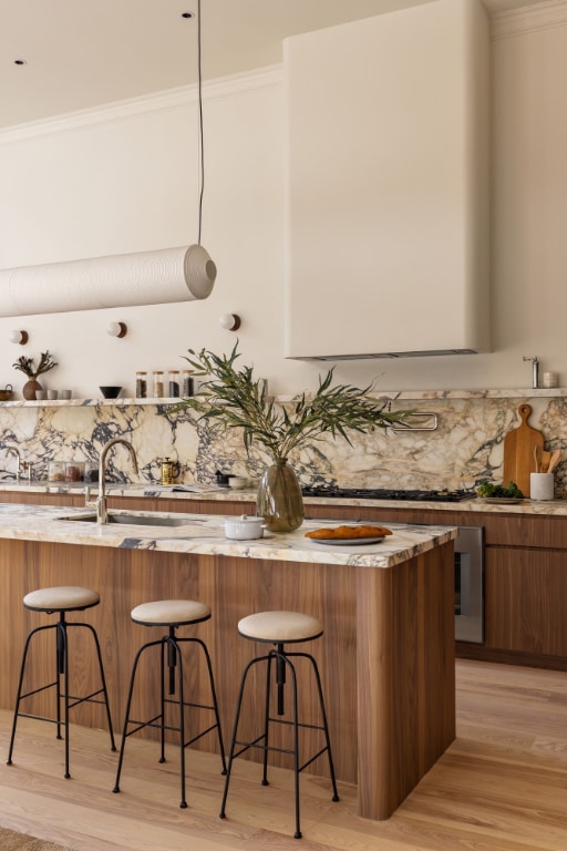 kitchen with decorative backsplash, a kitchen bar, light hardwood / wood-style flooring, and sink